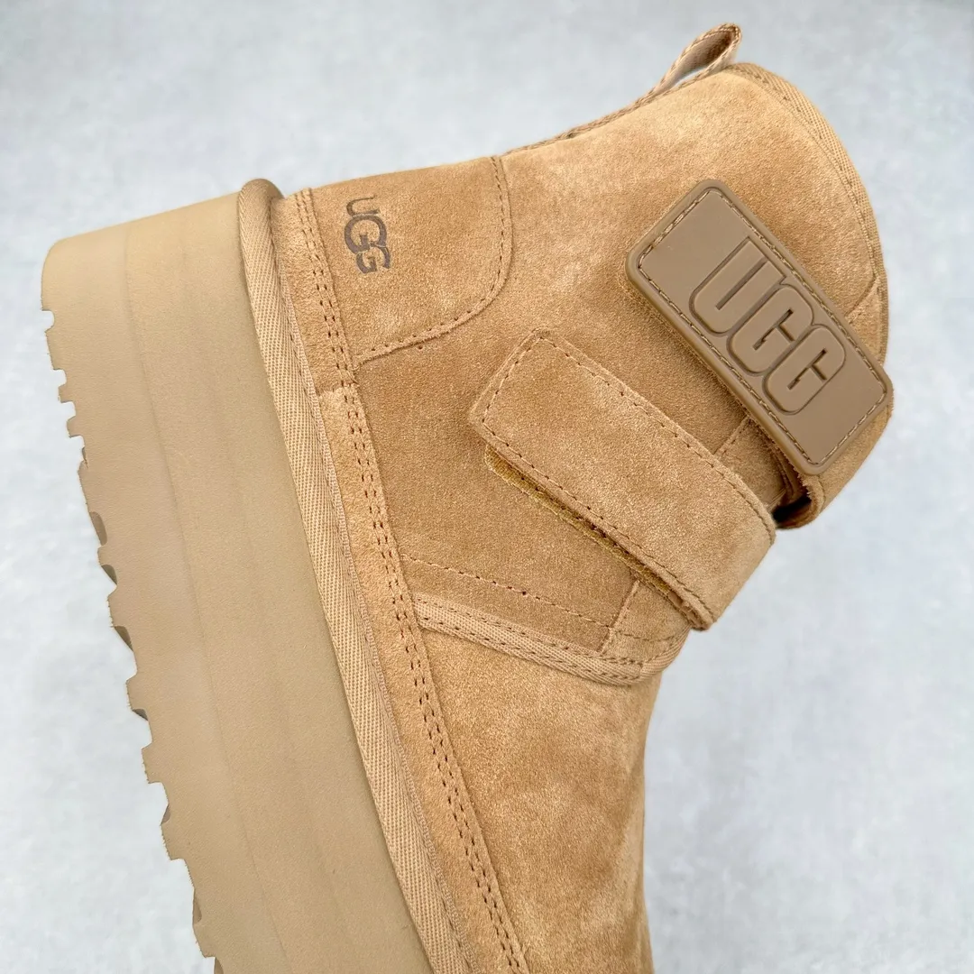 Pick up locally 💰600 UGG 0554 Autumn and winter sheepskin and fur one-piece snow boots with double buckles. All shoes are made from the same factory as ZP. Longfeng A-grade Australian imported sheepskin and fur one-piece Velcro women's boots. Brand OEM production line. Fully follow the ZP process. OEM original pattern maker. Adhering to the principle of no original shoes and no development selection. Pay attention to every detail. The most authentic version on the market. TREADLITE "Light Wing" technology outsole. Lightweight/durable/flexible/pile size: 35 36 37 38 39 40 Coding: by3936030